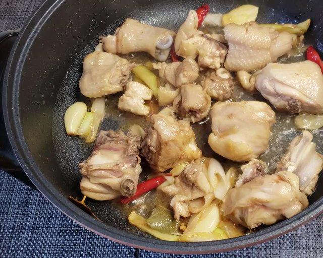 土豆炖鸡肉