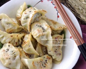 焦香焦香的煎饺 冷冻饺子无需解冻就可以煎的做法 步骤1