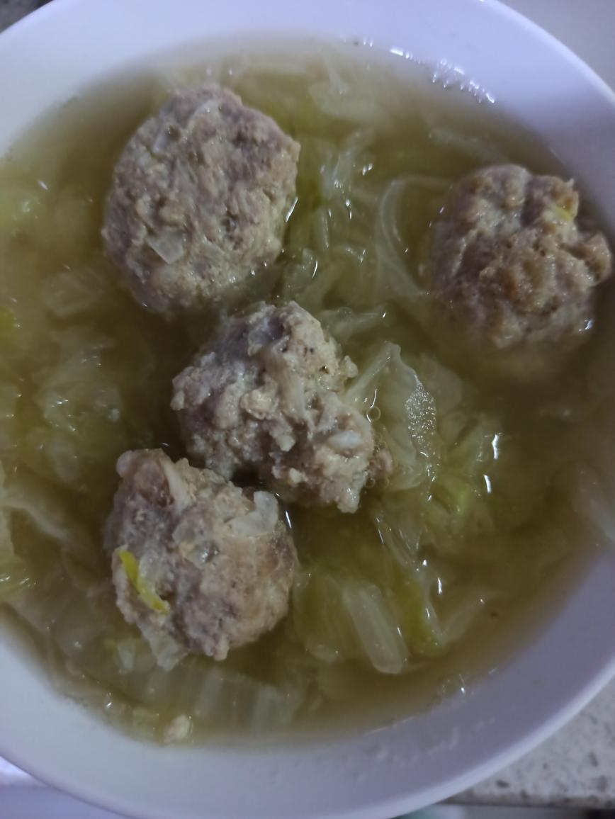 【简单好吃的白菜丸子汤的做法步骤图】天街有个小雨
