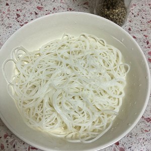 速手鸡汤米线的做法 步骤2