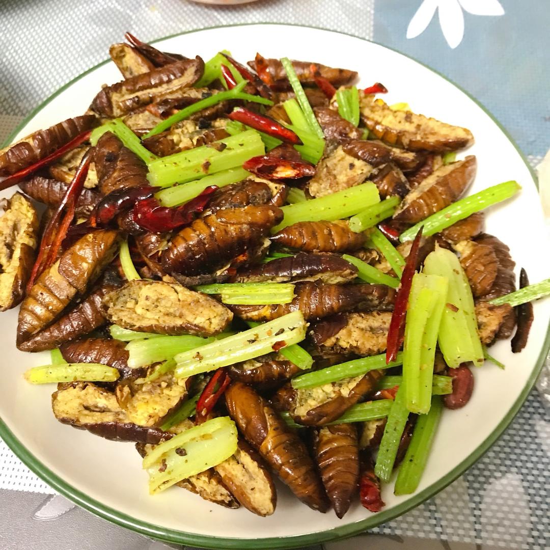 大婷姐做的干煸蚕蛹