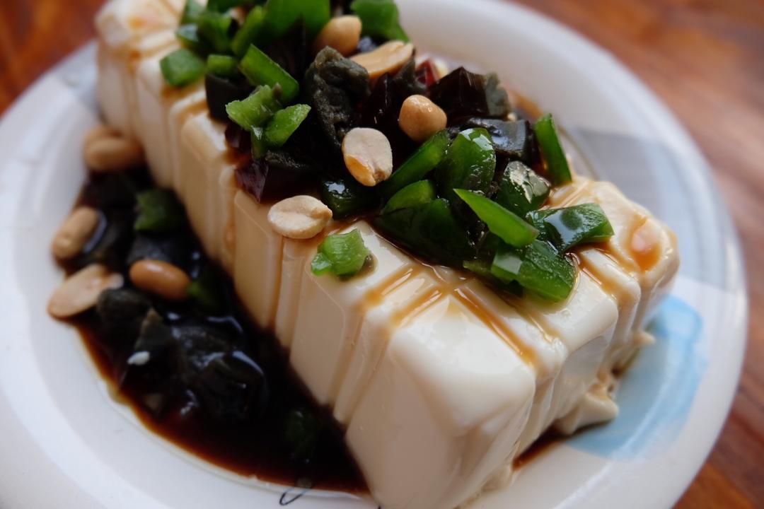月亮与灯泡做的凉拌皮蛋豆腐