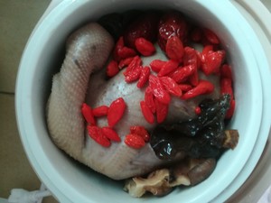 超简单红枣枸杞鸽子汤的做法 步骤3