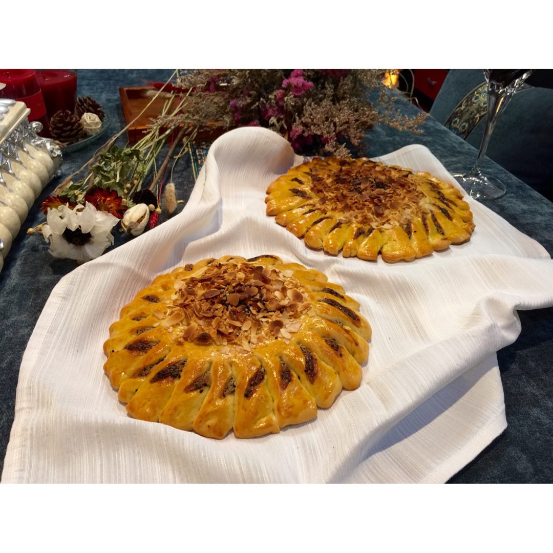 chriszhangx做的【灿烂花盘】香浓黑芝麻奶酥向日葵面包