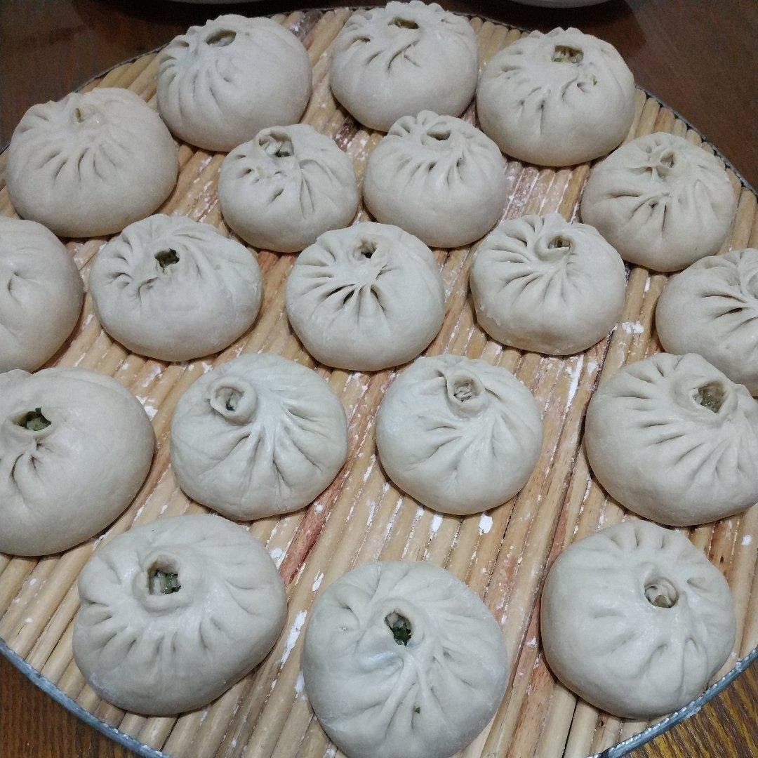 宝奶奶的宝做的白萝卜芹菜肉包子(揉面包包子有小视频)