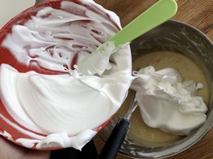 简单松软戚风蛋糕方子的做法 步骤6