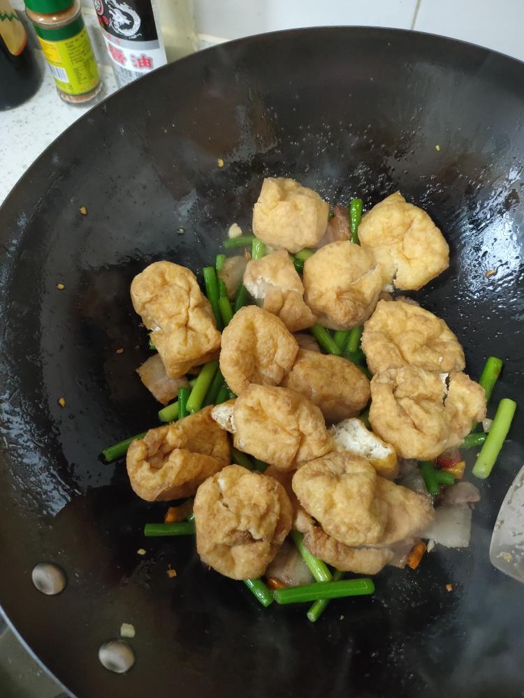 下饭菜蒜苔猪肉炒油豆腐广西高清蕉小米图片