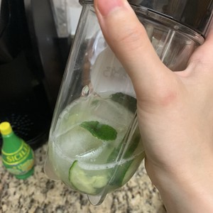 ?夏日的清爽,黄瓜薄荷伏特加?的做法 步骤5