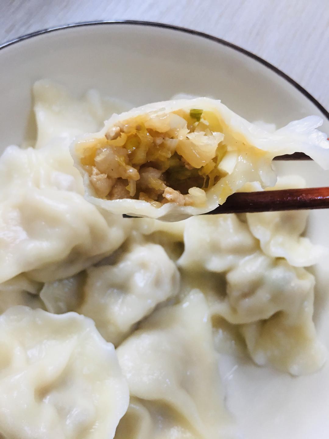 饺子 酸菜猪肉水饺(跟东北传统做法稍有不同)