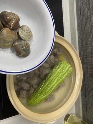 私房汤:苦瓜蛤蜊黄豆排骨汤的做法 步骤6