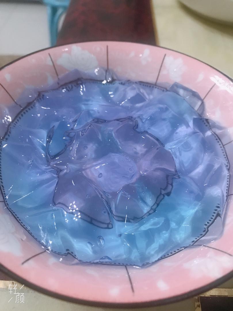 花开花落q1ek做的天热了教你做凉粉加蝶豆花柠檬汁秒变梦幻色冰爽比