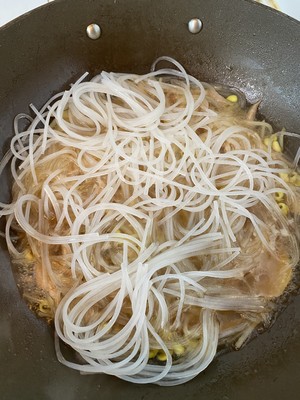 黄豆芽炖粉条的做法 步骤10