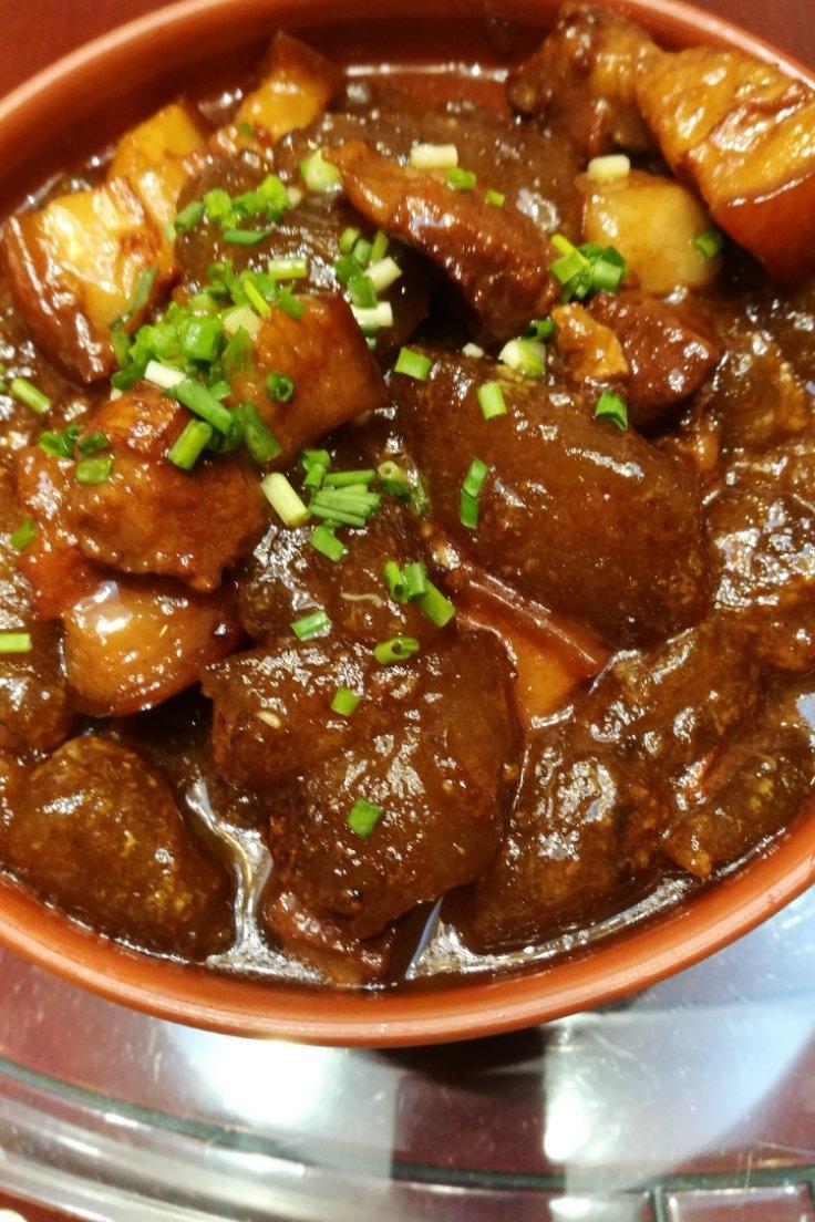 2018年10月23日                      安庆美食～ 山芋粉圆子烧肉:锅