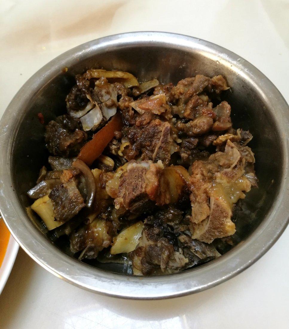 焖羊肉              羊肉,姜,草果,八角,冰糖,柱侯酱
