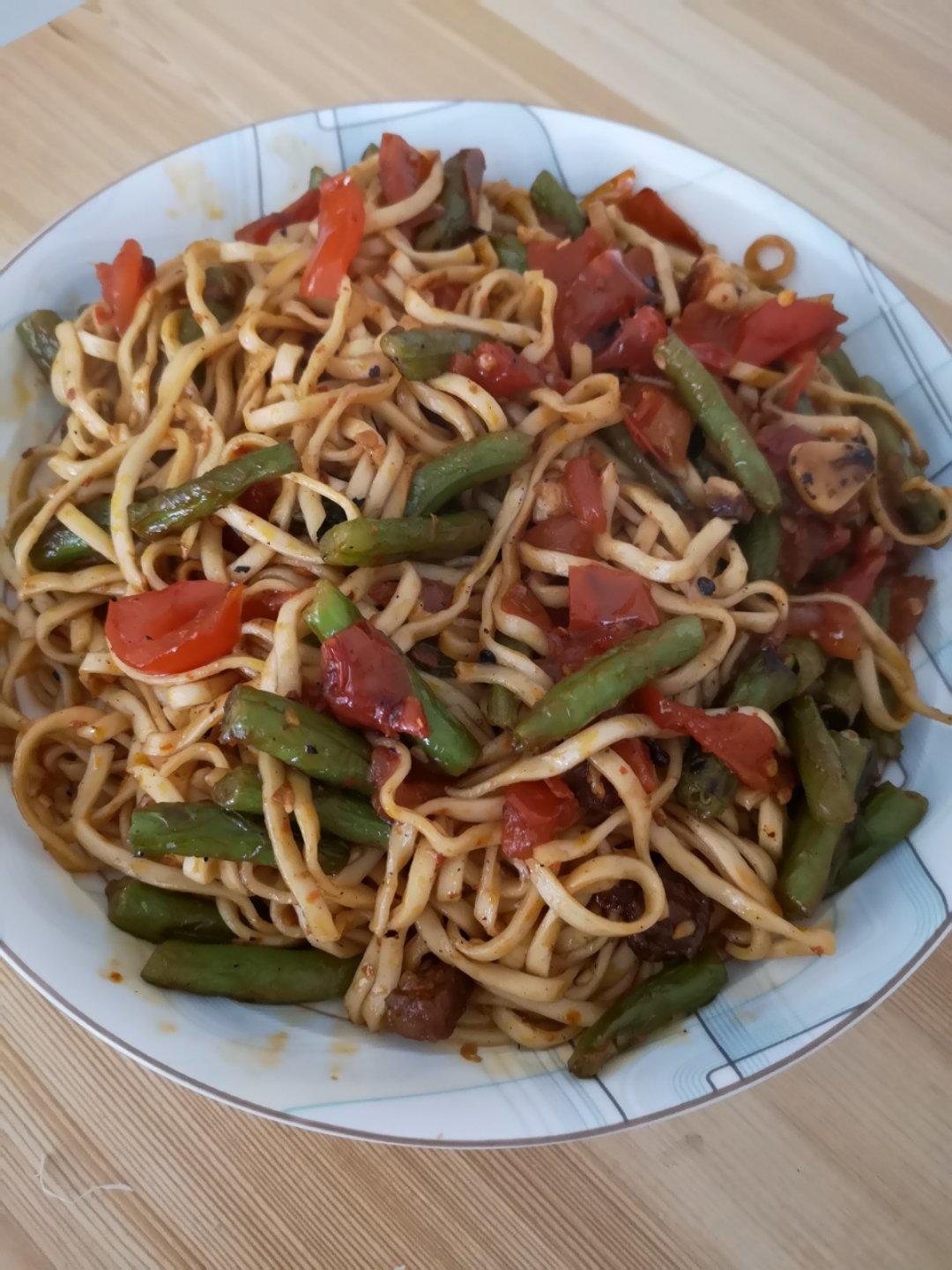 圆滚滚的女纸做的西红柿豆角焖面
