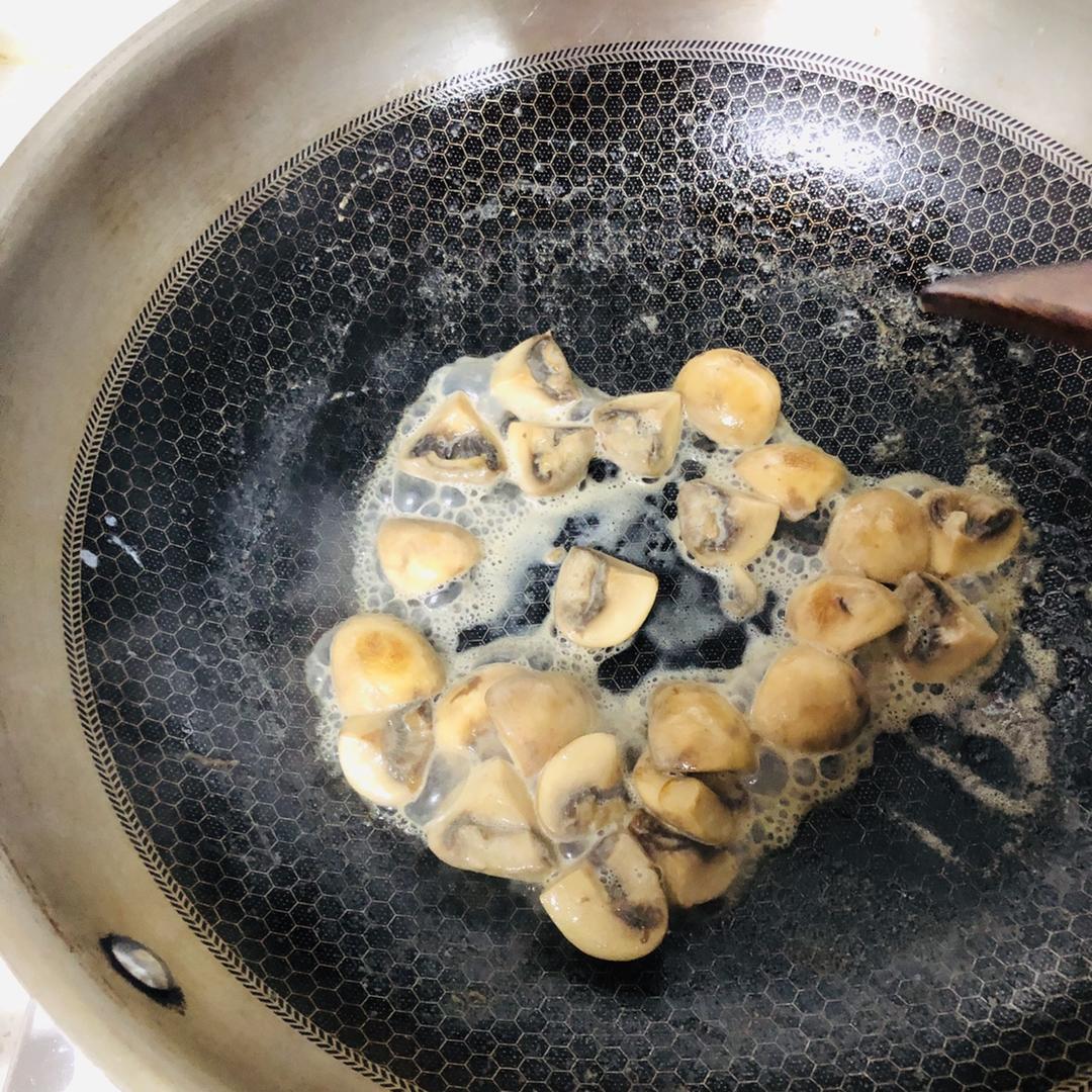 炒鸡简单的奶香鸡肉蘑菇浓汤