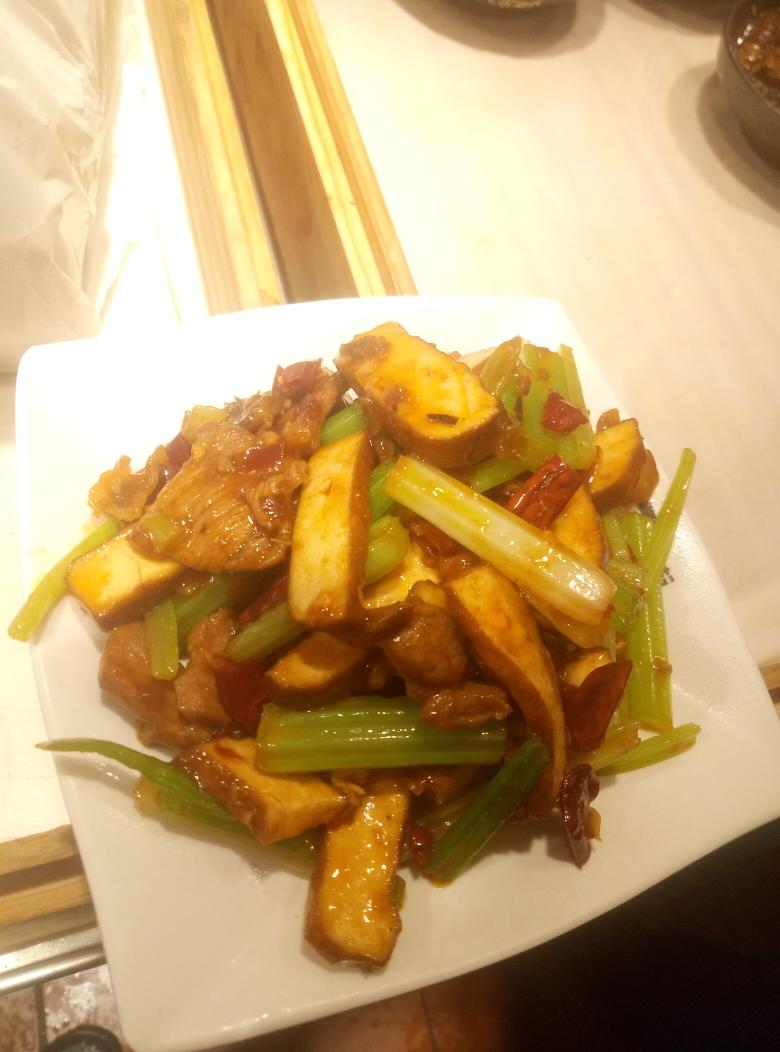 芹菜香干炒肉的做法 步骤7