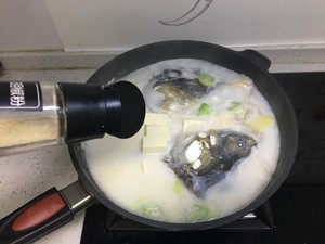 樂活教主的美食之——魚頭豆腐湯的做法 步驟4
