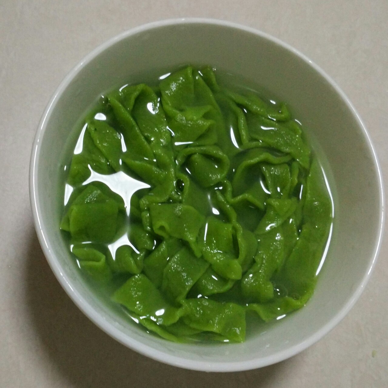 俩小子的妈妈做的自制纯天然蔬菜汁彩色面条