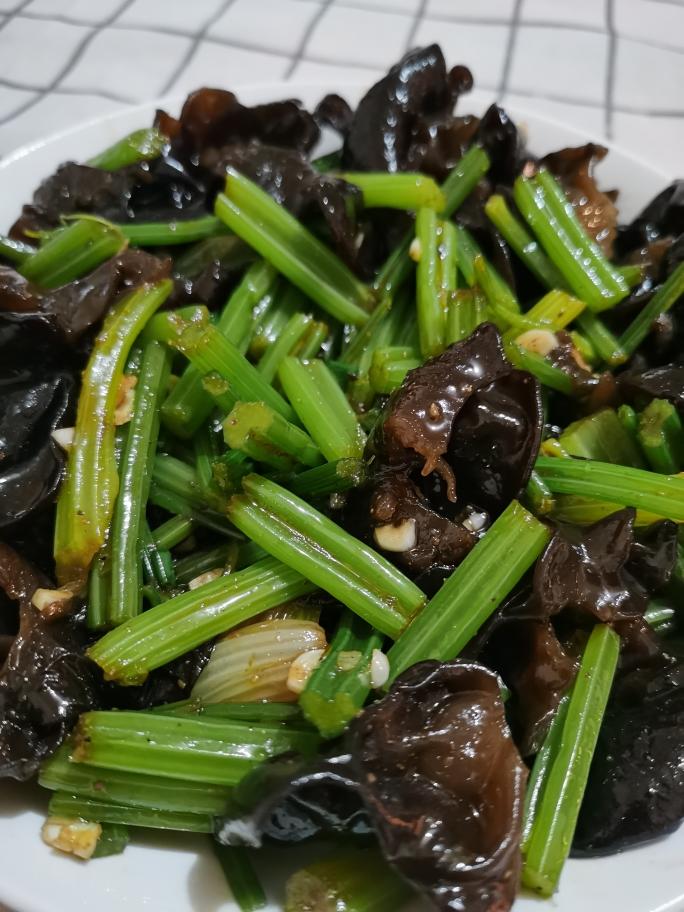 小白凉菜凉拌芹菜木耳