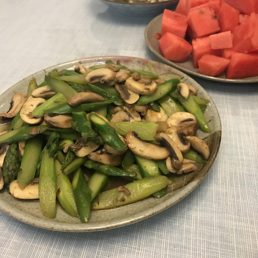 柯加一做的芦笋炒蘑菇