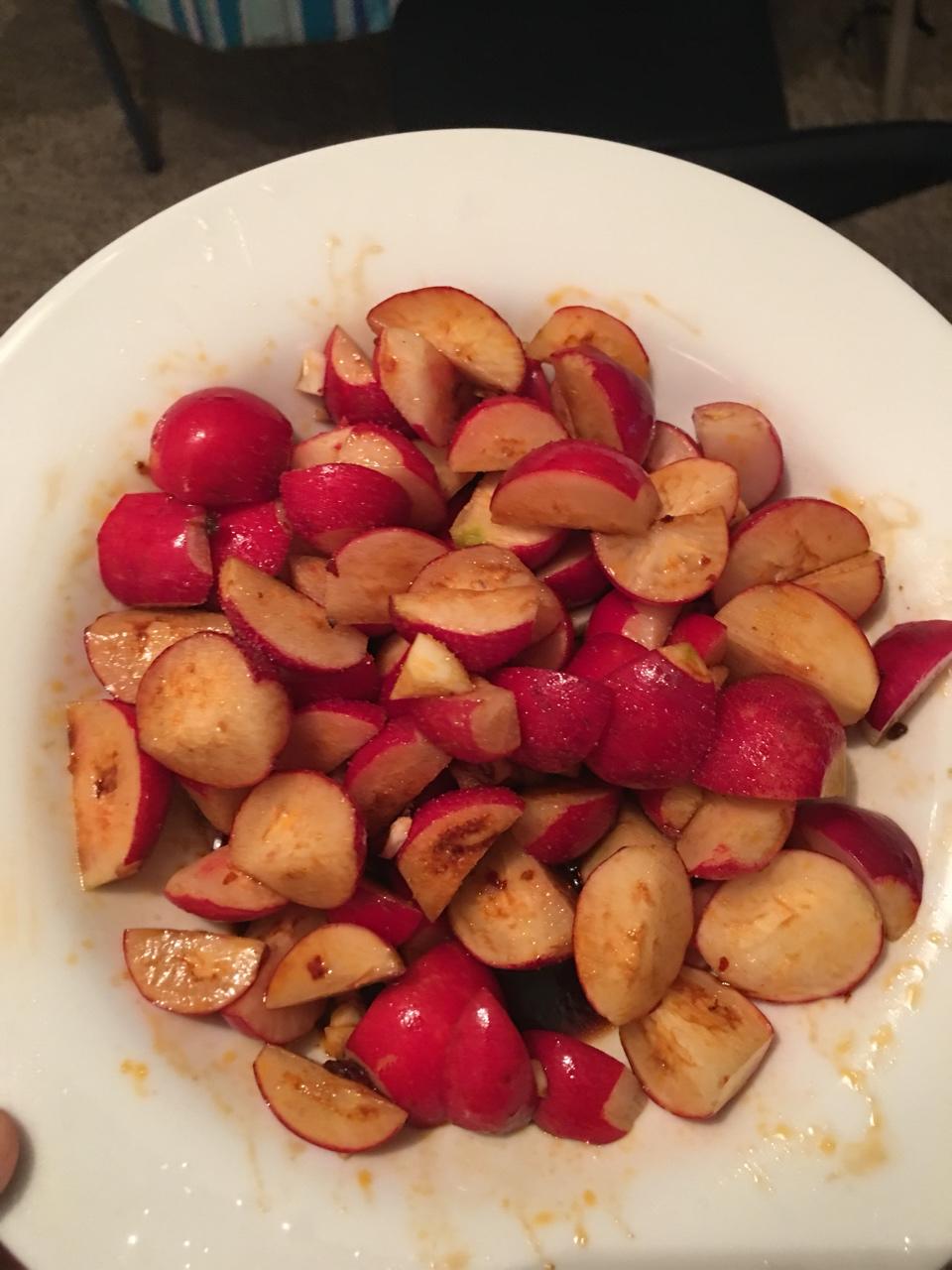 放了老干妈 赞 凉拌酱油,花生粉,樱桃小萝卜,蒜,醋,盐,糖,辣椒油 12