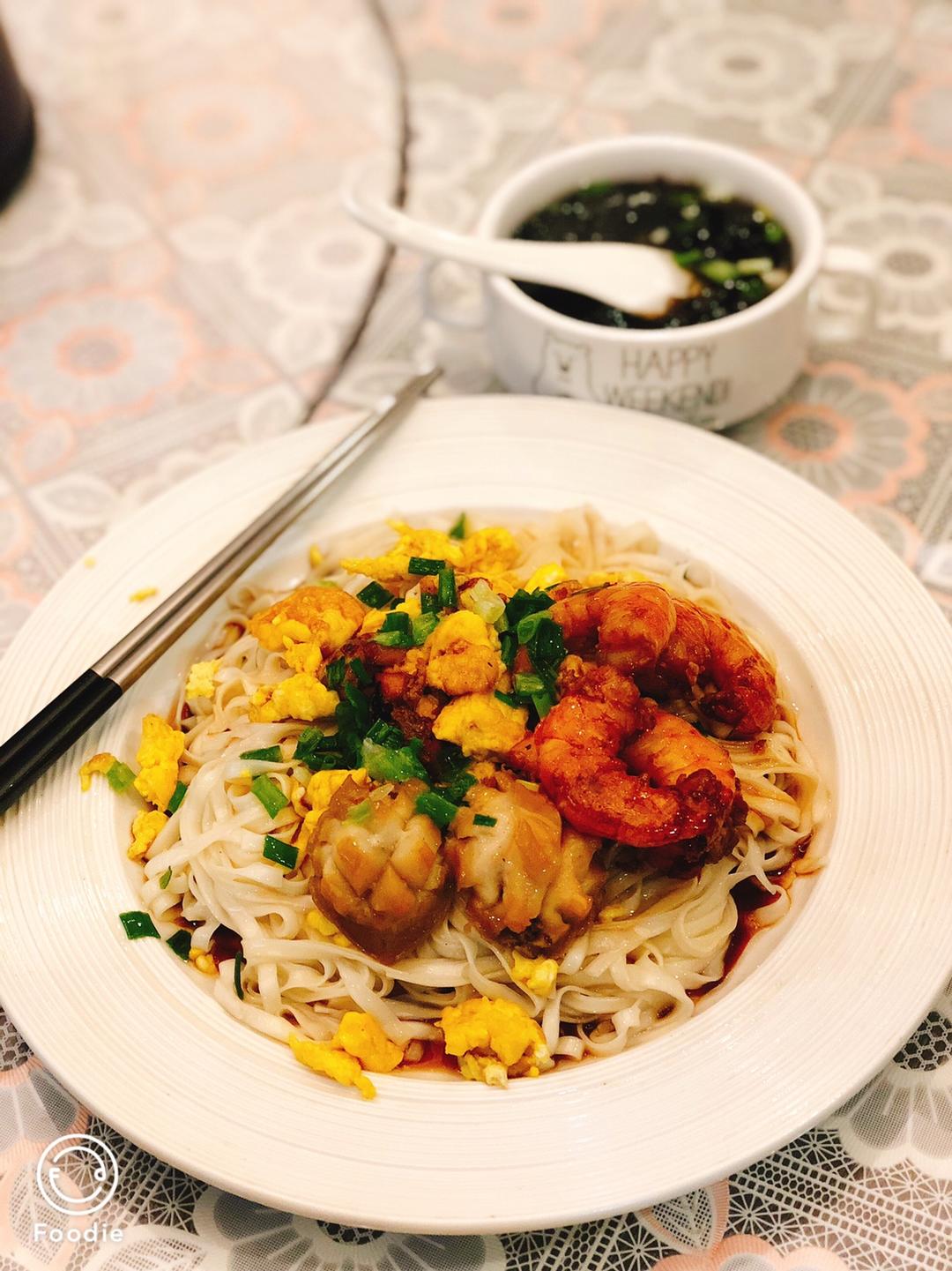 虾仁鲍鱼鸡蛋拌面