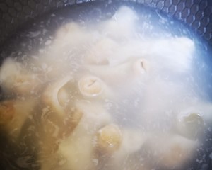 在家煮不烫嘴的清汤馄饨的做法 步骤3
