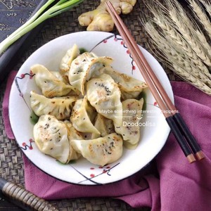 焦香焦香的煎饺 冷冻饺子无需解冻就可以煎的做法 步骤2