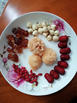 桃胶银耳汤的做法 步骤1