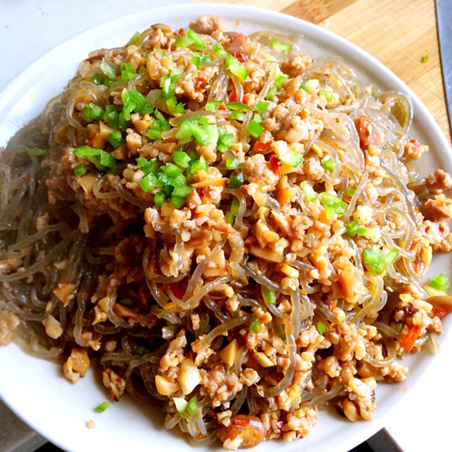 鱼圆子的小眼睛做的蚂蚁上树(又叫烂肉粉条)