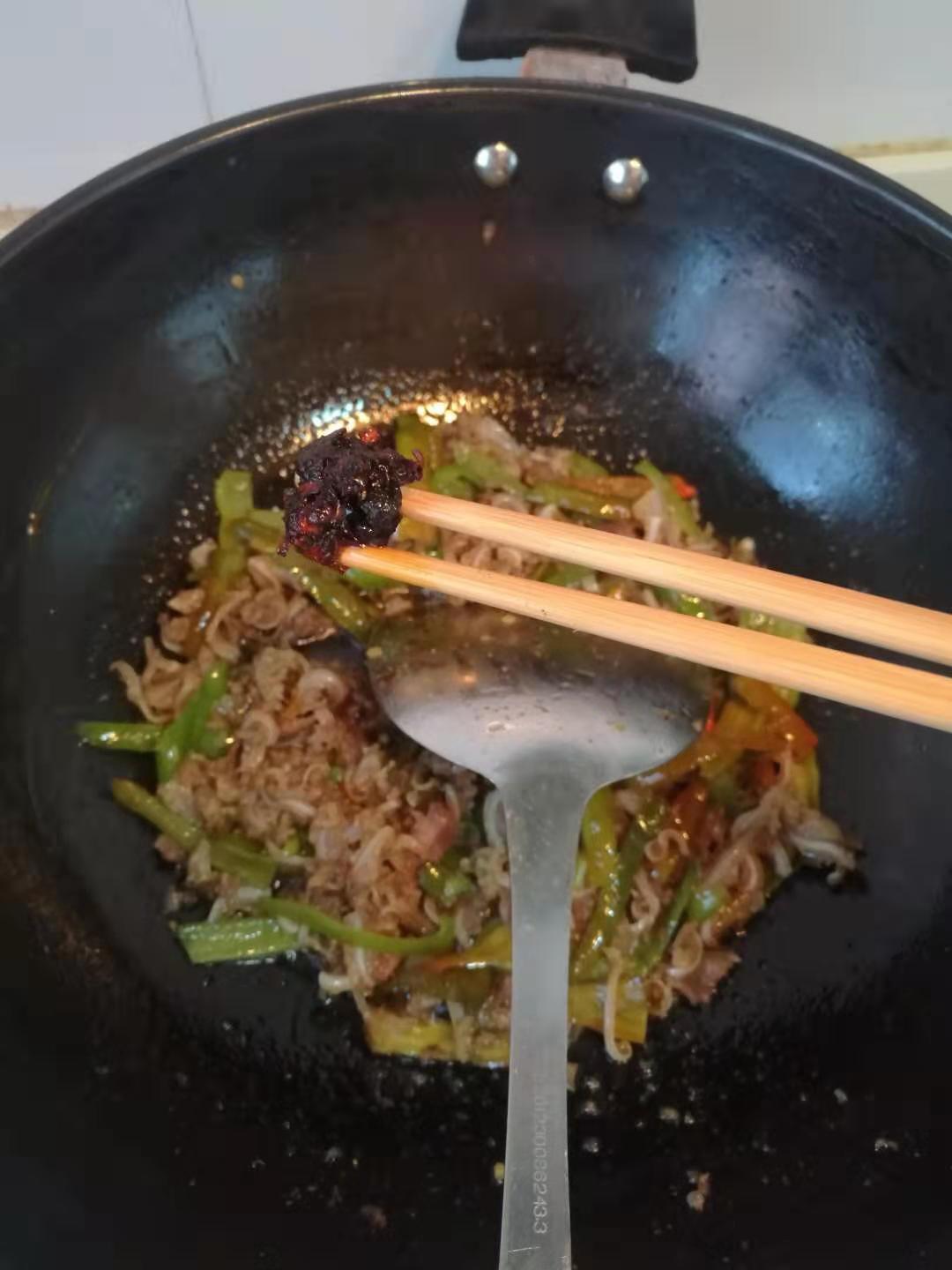 下酒好菜:辣椒炒月亮骨的做法 步骤9