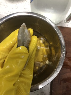 香酥茶叶虾的做法 步骤2
