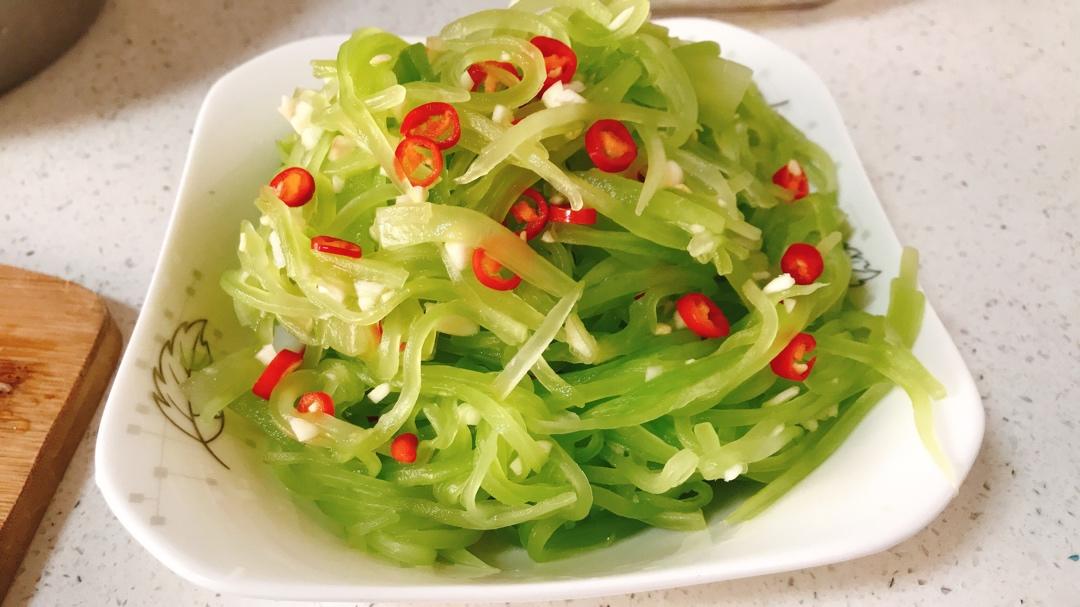 厨师长教你:夏日开胃小菜"凉拌莴笋丝"的家常做法,简单易学赶紧收藏吧