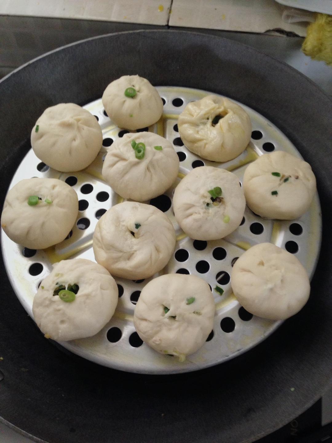 适量豇豆适量姜适量葱适量猪油适量蒸包子的做法取适量面粉用水和匀