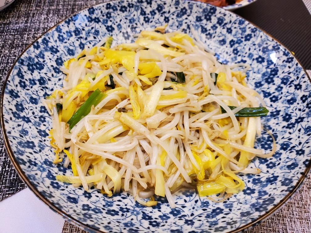 【韭黄炒绿豆芽的做法步骤图,怎么做好吃】美喵miao喵食_下厨房