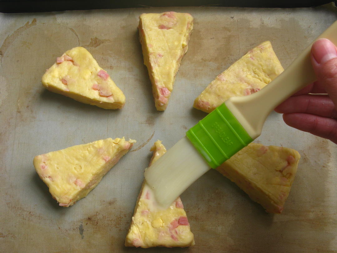 【火腿起司SCONE~(跟飞饼一样司康我也爱吃咸的!)的做法步骤图】rabbitqueen0513-制作