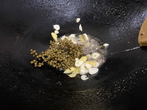 青花椒炒虾仁(江津九叶青)的做法 步骤5