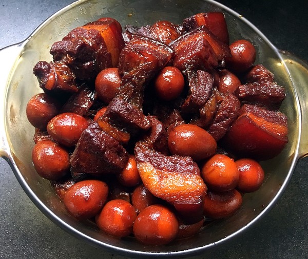 【加了鹌鹑蛋后,这盘红烧肉,饭店的逆天啦美味蛋(一棵树酸菜鱼菜谱锦州站前鹌鹑图片