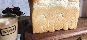 一个团成吐司的封面
