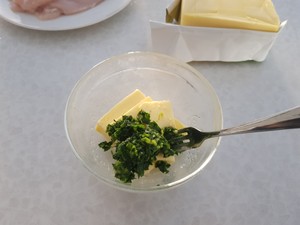 蒜蓉黄油鸡胸卷 chicken Kiev 乌克兰基辅鸡肉的做法 步骤4