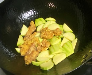 【孕妇食谱】小酥肉烩南瓜,色泽鲜艳又营养全面,孕妇营养一餐补全!的做法 步骤3
