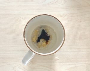 两分钟就能做好的健康马克杯蛋糕的做法 步骤3