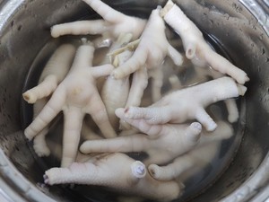 盐焗鸡爪的做法 步骤2