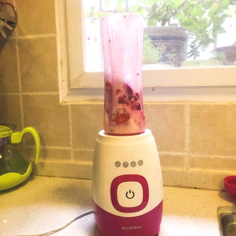 火龙果番茄蛋白奶昔