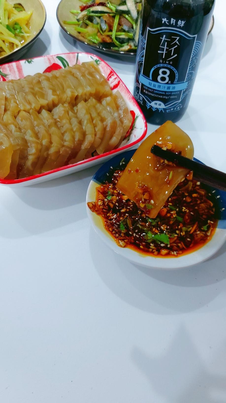 香料煮制粘稠,放凉成块,然后切片,即可享用蘸料,六月鲜轻盐原汁酱油2