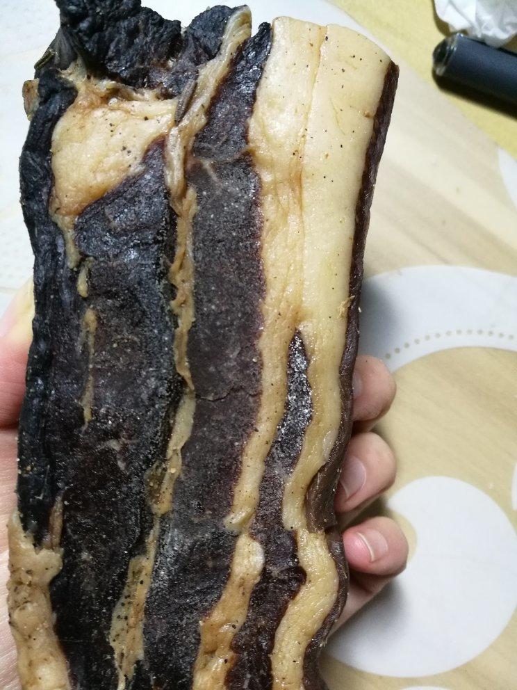 请问肉上这些白色的点点是不是发霉了啊?