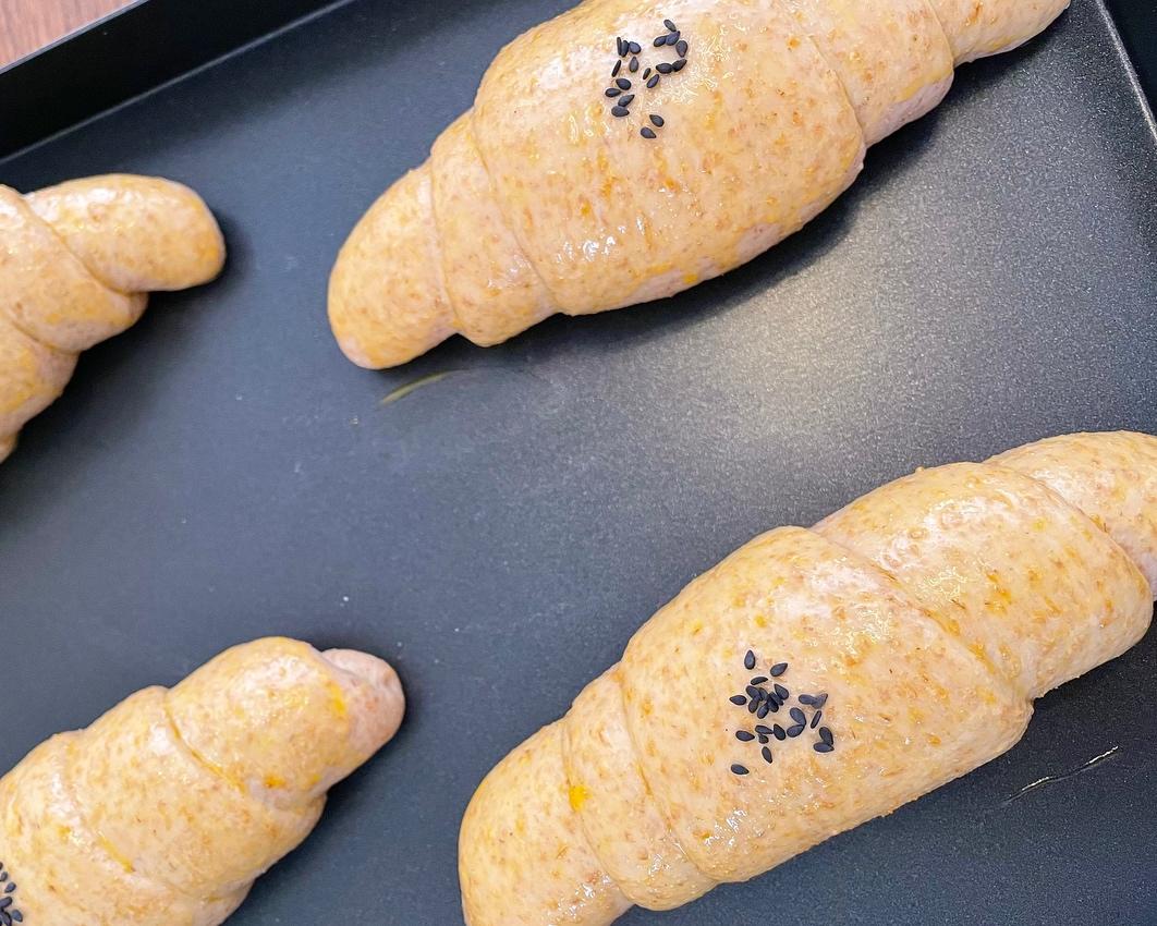 白茶全麦牛角面包