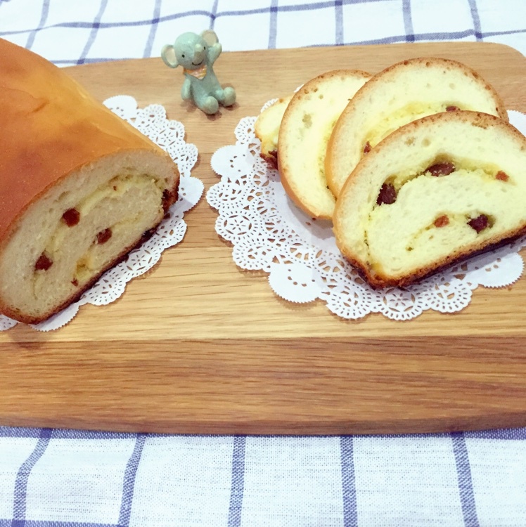 白色棉铃做的椰蓉葡萄红豆棒面包