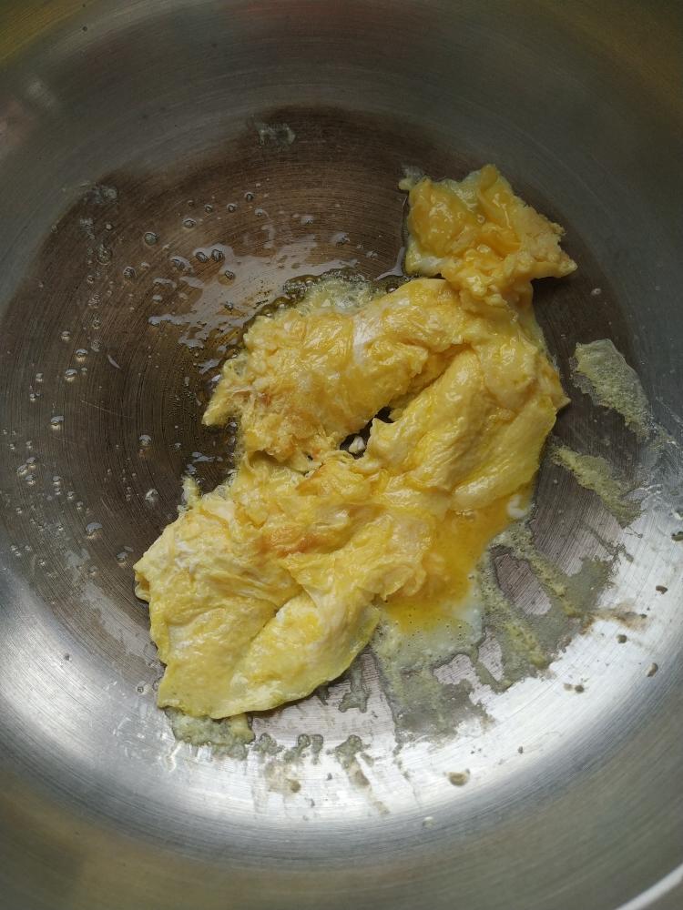 加一点油,炒鸡蛋,鸡蛋底部成型就可以翻个面,不要等全部成型,不然会糊